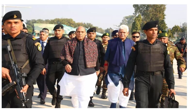 Photo of जम्मू-कश्मीर में सुरक्षा स्थिति की समीक्षा के लिए जम्मू पहुंचे रक्षा मंत्री राजनाथ सिंह