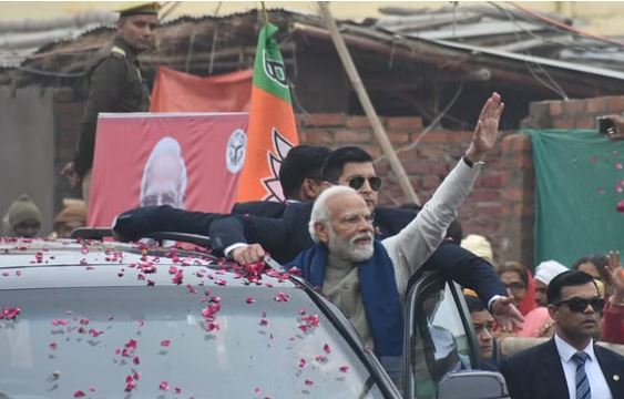 Photo of पीएम अयोध्या में: एयरपोर्ट से अयोध्या धाम रेलवे स्टेशन पहुंचे प्रधानमंत्री