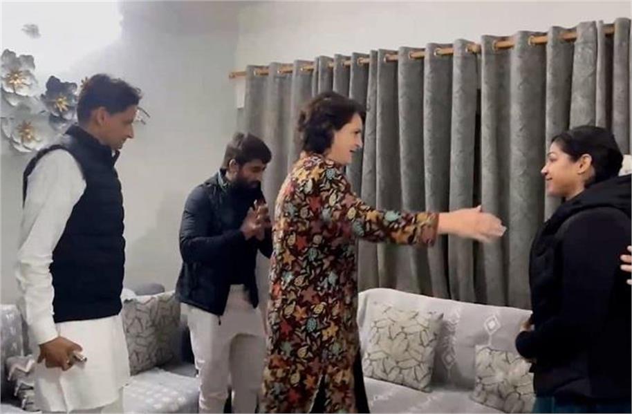 Photo of दीपेंद्र हुड्डा के साथ पहलवानों से मिली प्रियंका गांधी