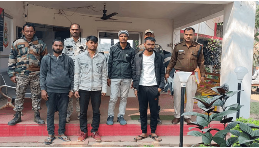 Photo of फर्जी पुलिस बनकर करते थे ठगी, शिकायतकर्ताओं से करते थे ये मांग; जानें पूरा मामला