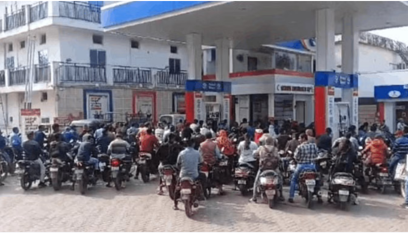 Photo of चालकों की हड़ताल से पेट्रोल की सप्लाई प्रभावित, लोगों में मचा हड़कंप!