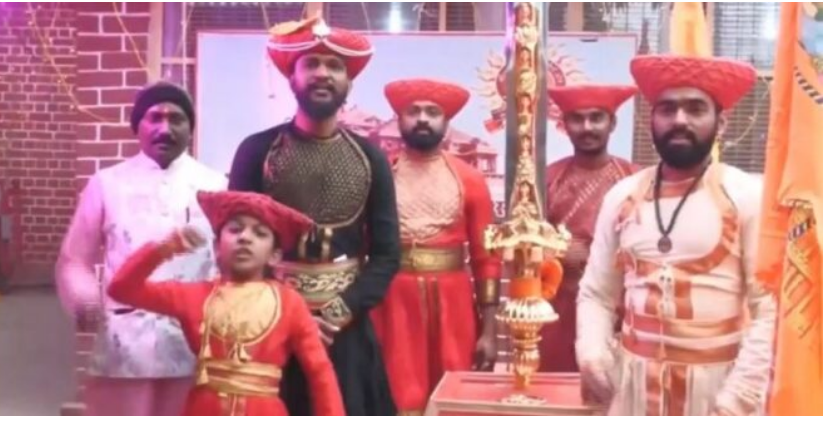Photo of रामलला को महाराष्ट्र के भक्तों ने अर्पित की 80 किलो की विशाल तलवार!