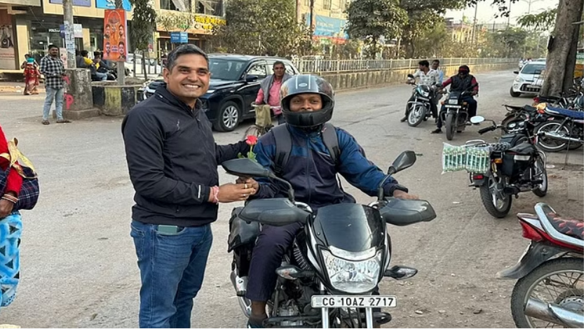 Photo of मुंगेली: हेलमेट पहनने वालों को गुलाब भेंट कर किया गया सम्मानित