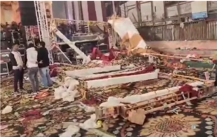 Photo of दिल्ली: जागरण के दौरान कालकाजी मंदिर में स्टेज गिरा