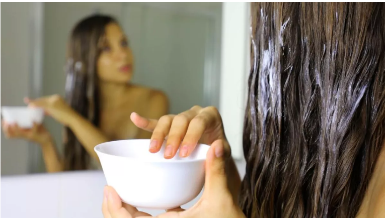 Photo of केमिकल प्रोडक्ट्स से डैमेज हुए बालों को रिपेयर करने में बेहद असरदार है दही