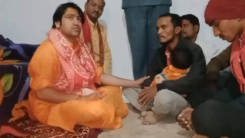 Photo of कबीरधाम: मृतक साधराम यादव के परिजनों से अचानक मिले धीरेंद्र शास्त्री