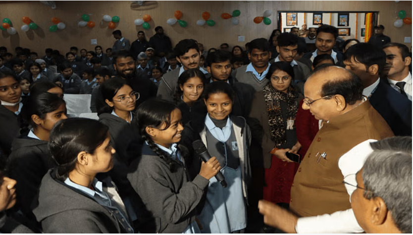 Photo of परीक्षा पे चर्चा में दिल्ली के एलजी ने बच्चों से की बात…