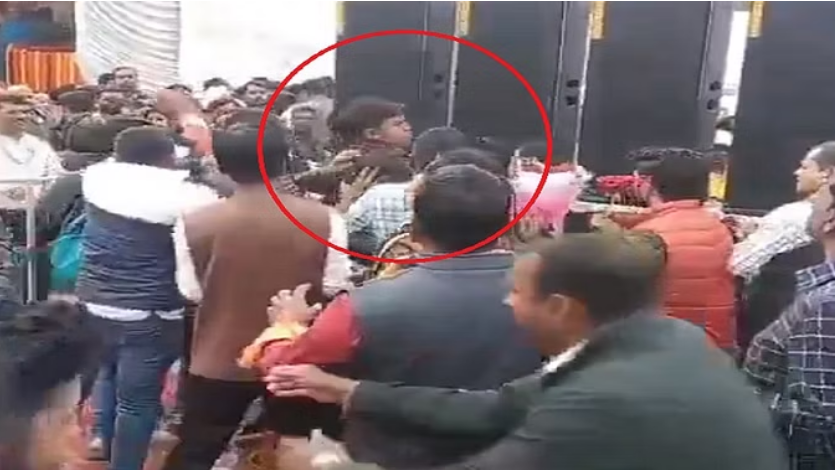 Photo of सम्मान पाने के उन्माद में BJP कार्यकर्ता ने सीएम के सामने पत्रकार को पीटा, पढ़िये पूरी ख़बर