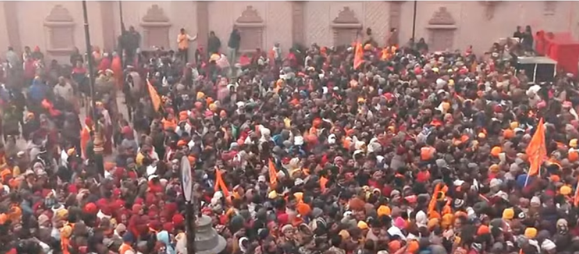 Photo of प्राण प्रतिष्ठा के बाद पहली सुबह मंदिर के बाहर भक्तों की भारी भीड़