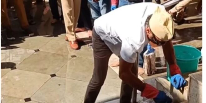 Photo of राम मंदिर की सीढ़ियों पर पोंछा लगाते दिखे जैकी श्रॉफ