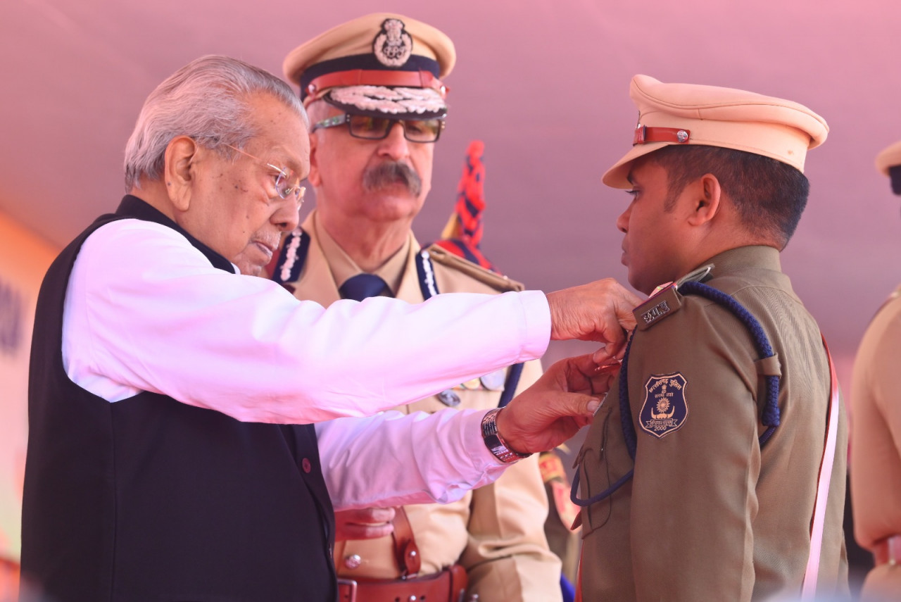 Photo of राज्यपाल ने उत्कृष्ट सेवा करने वाले पुलिस के अधिकारी-कर्मचारियों को किया सम्मानित