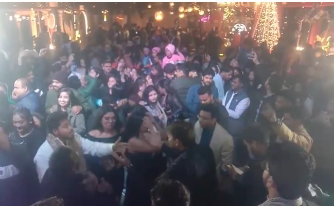 Photo of नए साल के जश्न में डूबा बिहार, डांस मस्ती के साथ लोगों ने किया 2024 का स्वागत