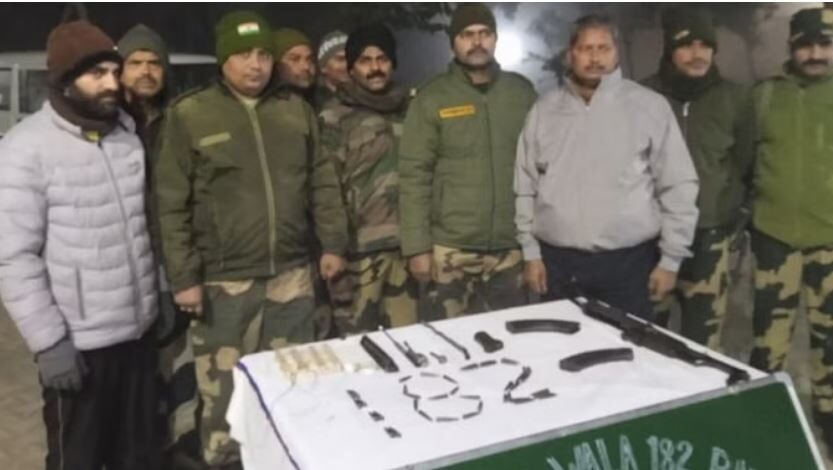 Photo of पाक तस्करों ने भेजी एके-47 असॉल्ट राइफल समेत हथियारों और गोला-बारुद की खेप