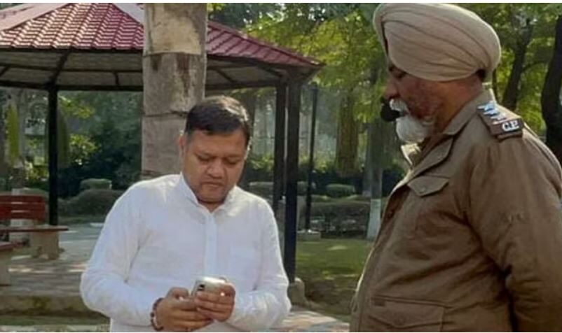 Photo of चंडीगढ़ : कांग्रेस विधायक ने MLA हॉस्टल के बाहर उतारे कपड़े