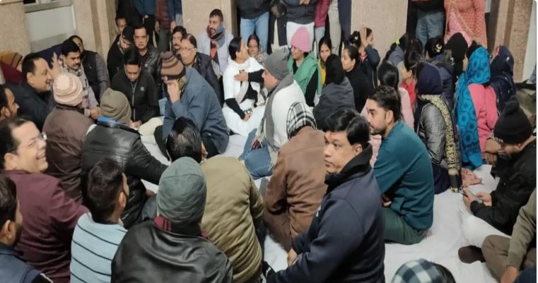 Photo of गोंडा: अस्पताल के मुख्य चिकित्सा अधीक्षक समेत सभी डॉक्टर हड़ताल लौट रहे मरीज