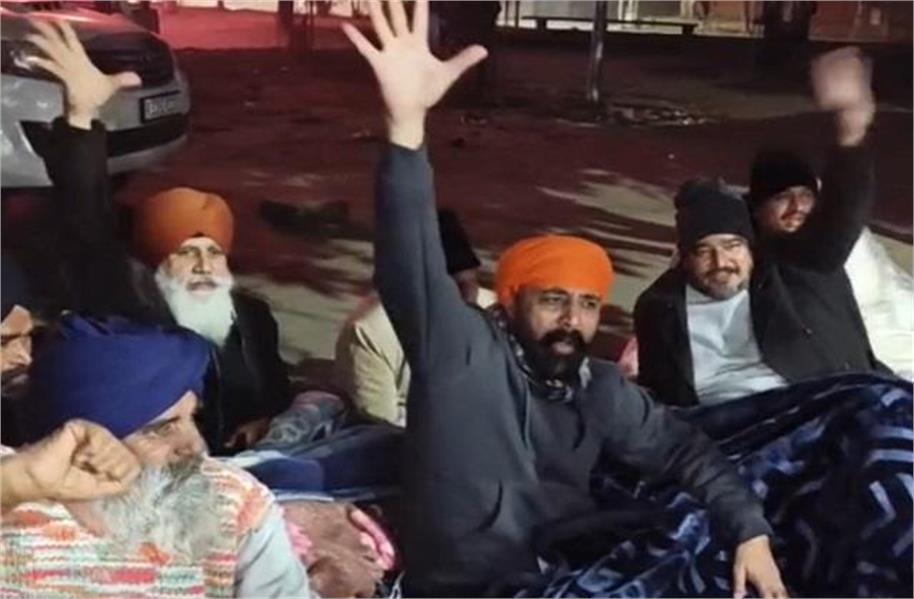 Photo of जालंधर में DC ऑफिस के सामने मरणव्रत पर बैठे ट्रक यूनियन के पूर्व प्रधान: हिट एंड रन कानून