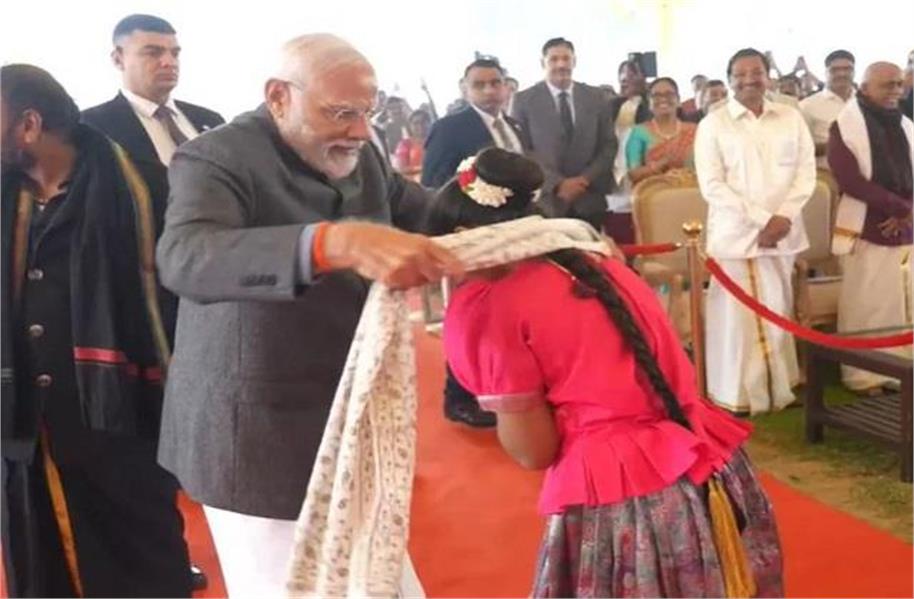Photo of पोंगल उत्सव में बच्ची की गायिका के मुरीद हुए पीएम मोदी