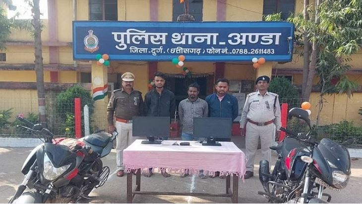 Photo of छत्तीसगढ़: खिड़की काटकर बैंक में चोरी करने वाले तीन बदमाशों को पुलिस ने दबोचा…