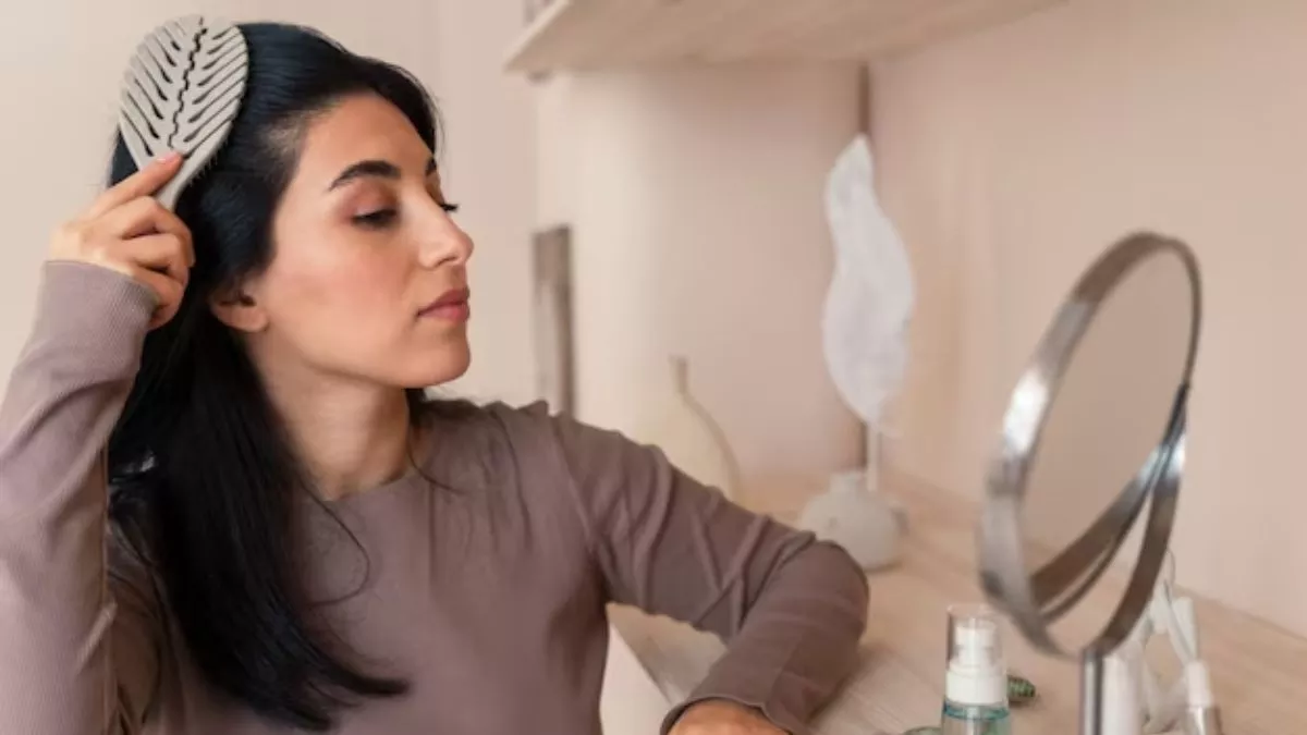 Photo of टूटते बालों से हैं परेशान, तो अपनाएं ये आसान घरेलू समाधान