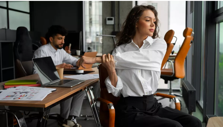 Photo of बैठे-बैठे इन एक्सरसाइज की मदद से करें कंधे, पीठ व पैर के दर्द को छूमंतर