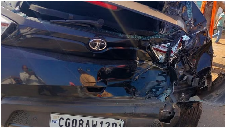 Photo of कबीरधाम: तेज रफ्तार ट्रक ने पहले कार को मारी टक्कर, फिर आठ गाय को रौंदा