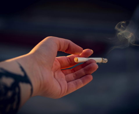 Photo of स्मोकिंग छोड़ने से 17% कम हो सकता है कैंसर का खतरा