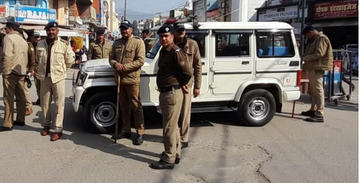 Photo of हल्द्वानी: दफ्तरों में हुईं बैठकें और जेसीबी लेकर बनभूलपुरा पहुंचा प्रशासन
