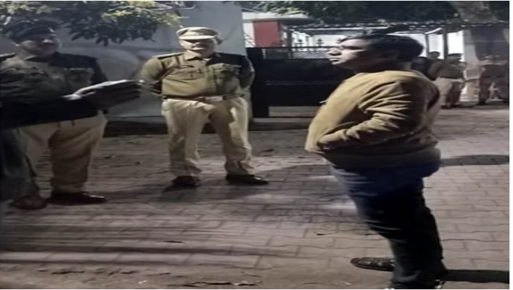 Photo of छत्तीसगढ़: मंत्री दयाल दास के बंगले में एक आरक्षक ने गोली मारकर की खुदकुशी