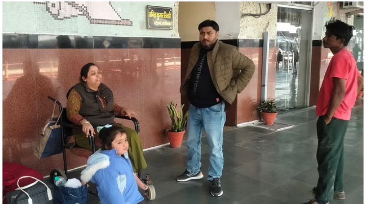 Photo of कानपुर: प्लेटफार्म बदलने की हड़बड़ी में महिला एस्केलेटर से गिरी