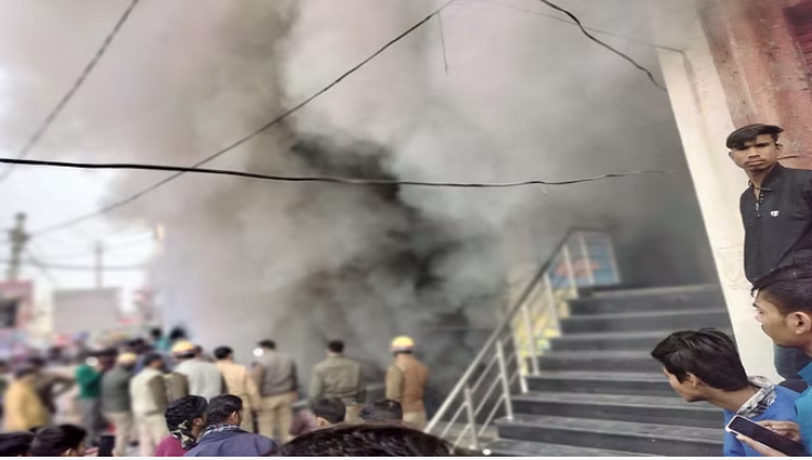 Photo of बरेली: मिनी बाइपास पर इलेक्ट्रॉनिक शोरूम में लगी भीषण आग