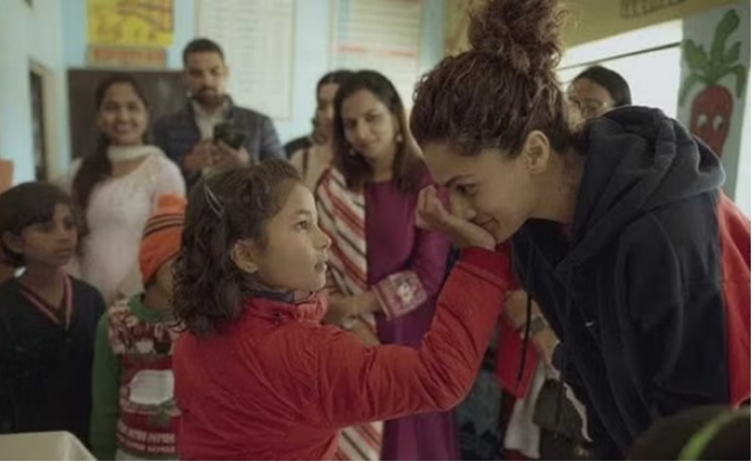 Photo of वंचित लड़कियों से मिलकर मुंबई लौटीं तापसी पन्नू