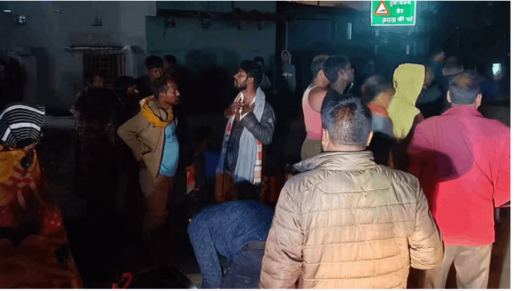 Photo of जांजगीर चांपा: सड़क किनारे खड़े ट्रेलर के पीछे जा घुसी बस