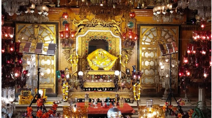 Photo of वृंदावन: वसंत पंचमी पर खुला वसंती कमरा, श्रीजी ने श्रद्धालुओं को दिए दर्शन