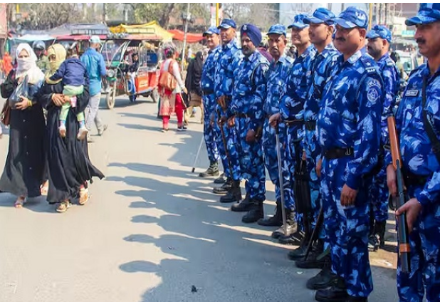 Photo of बनभूलपुरा में 7 दिन बाद कर्फ्यू में कुछ घंटों की दी गई ढील