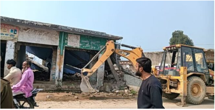 Photo of खुदागंज में चला बुलडोजर : हाईवे चौड़ीकरण में बाधक अतिक्रमण ध्वस्त