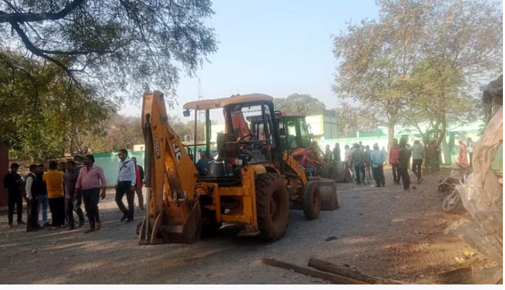 Photo of छत्तीसगढ़: अतिक्रमण पर चला बुलडोजर, 47 दुकानों को प्रशासन ने तोड़ा