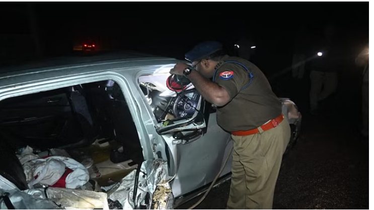 Photo of कानपुर हादसा : तिलक समारोह से लौट रही कार बेकाबू होकर नाले में गिरी