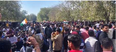 Photo of सिपाही भर्ती परीक्षा : पेपर लीक के विरोध में अभ्यर्थियों ने किया प्रदर्शन