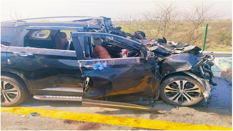 Photo of आगरा-लखनऊ एक्सप्रेस-वे पर खड़े ट्रक में घुसी कार