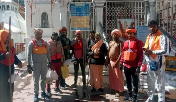 Photo of उत्तराखंड: बर्फबारी के बीच गंगाजल भरने गंगोत्री पहुंच रहे डाक कांवड़