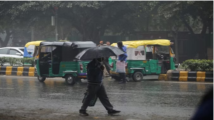 Photo of दिल्ली-एनसीआर में मौसम ने ली करवट, हवा के साथ बूंदाबांदी