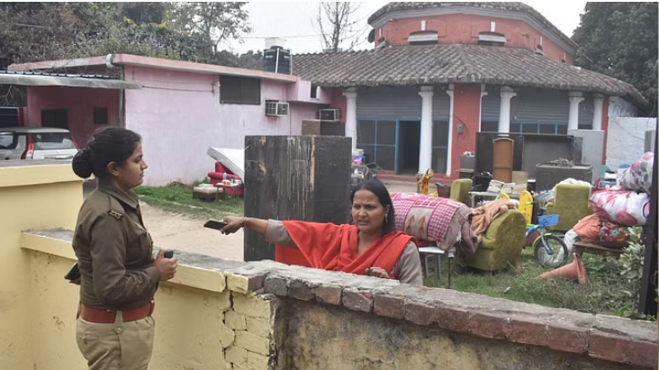 Photo of गोरखपुर: पूर्व विधायक का सरकारी आवास खाली कराने पर हंगामा