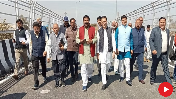 Photo of बरेली: कुतुबखाना पुल की सर्विस रोड बनते ही उखड़ने लगी