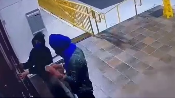 Photo of कनाडा में भारतीय मूल के व्यक्ति पर मंदिर से पैसे चुराने का आरोप…