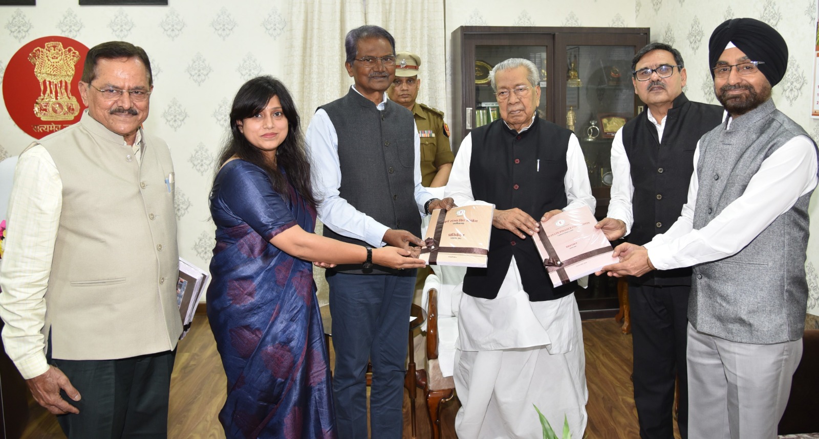 Photo of राज्यपाल को राज्य वित्त आयोग के अध्यक्ष ने सौंपा प्रतिवेदन