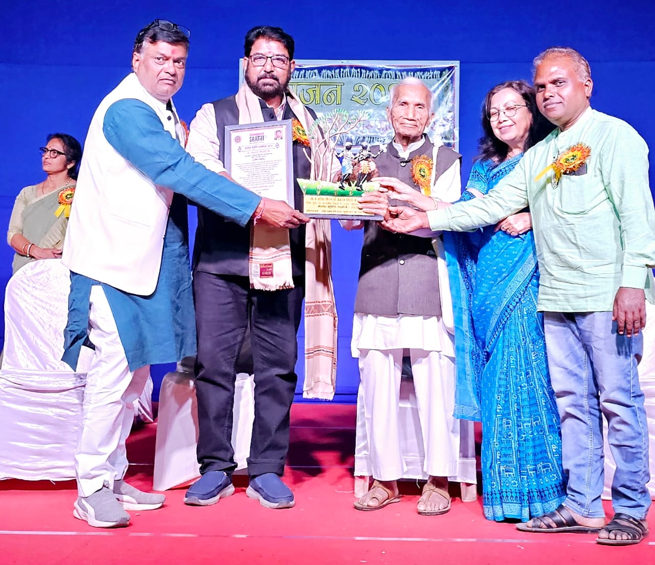 Photo of जनजातीय समुदायों की सेवा के लिए डॉ राजाराम त्रिपाठी को मिला बस्तर भूषण का सम्मान