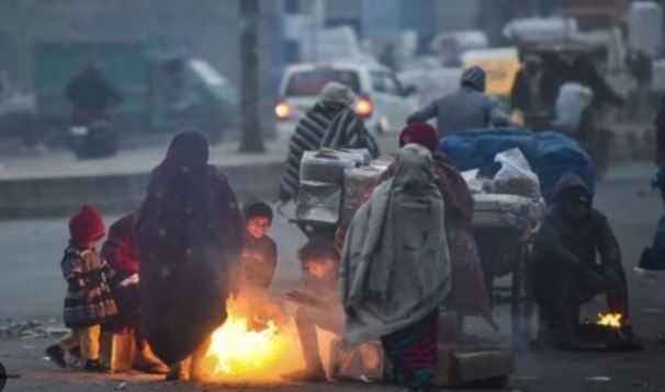 Photo of पहाड़ों पर बर्फबारी ने मैदानी इलाकों में बढ़ाई ठंड, कश्मीर-हिमाचल में अलर्ट