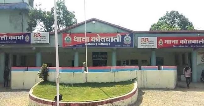 Photo of कबीरधाम: कोर्ट की पहली मंजिल से कूदा छेड़छाड़ का आरोपी, नीचे मौजूद पुलिसकर्मियों ने पकड़ा