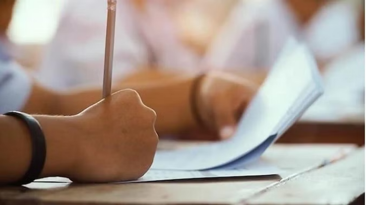 Photo of उत्तराखंड बोर्ड परीक्षा में पकड़ा गया एक और नकलची, पढ़े पूरी ख़बर