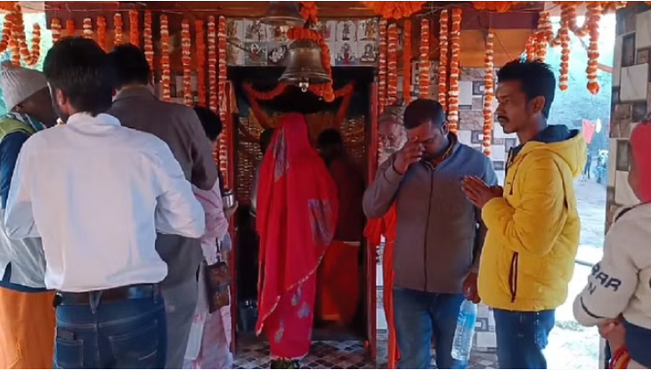 Photo of छत्तीसगढ़: ज्वालेश्वर महादेव के मंदिर में शिवभक्तों ने की पूजा-अर्चना